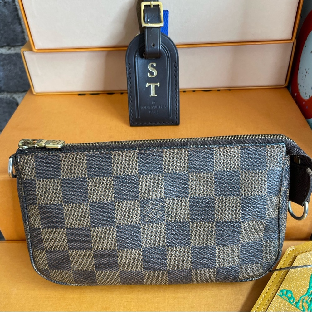 🔥SOLD🔥Authentic Louis Vuitton (Medium) Damier Ebene Pochette - Picture 10 of 12